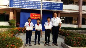 Thầy Trần Minh Tâm- Hiệu trường nhà trường trao giấy khen cho học sinh