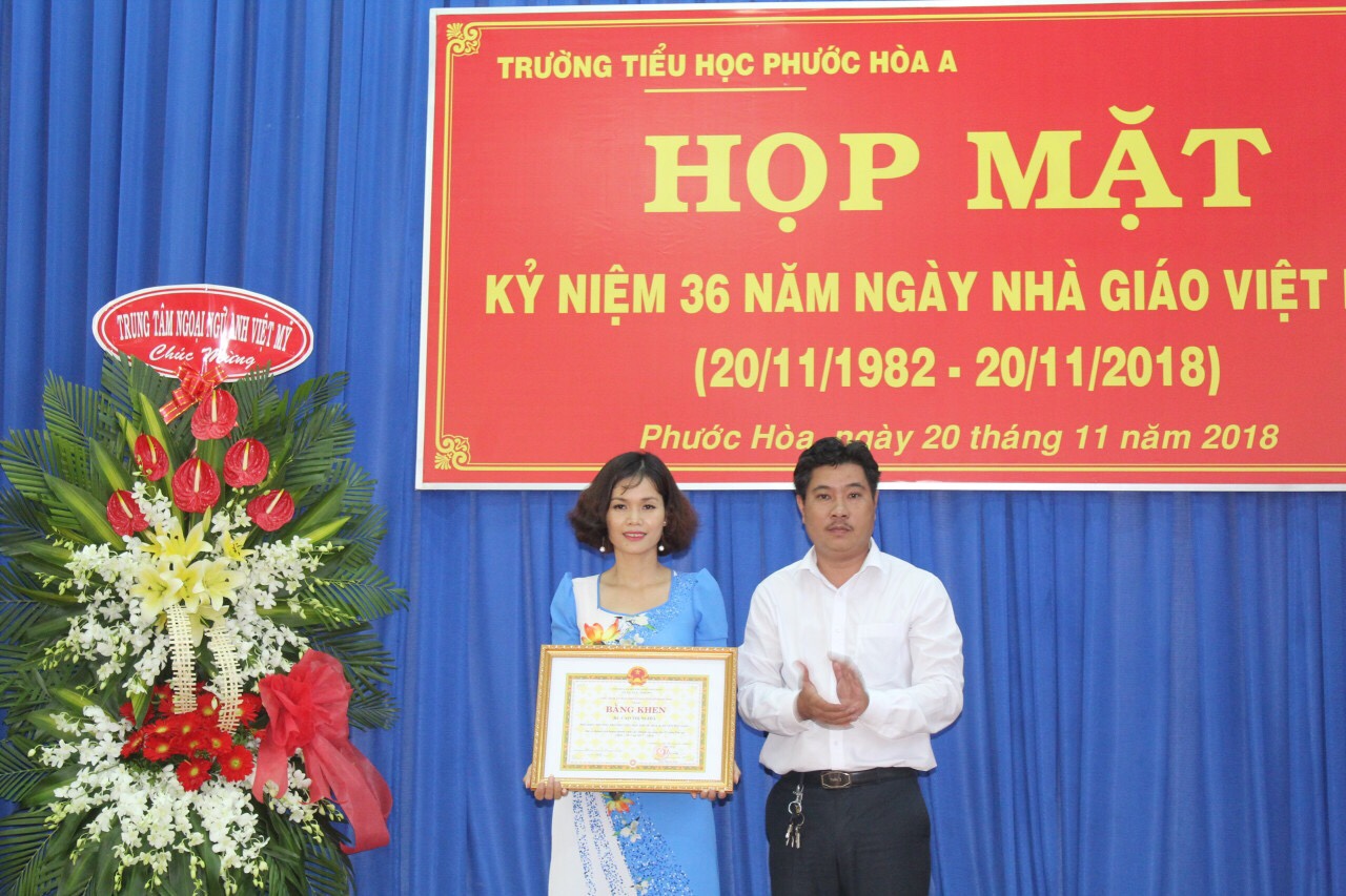 ông Phạm Thanh Tuấn - Trưởng ban Đại diện CMHS trường tặng Bằng khen của UBND tỉnh cho cô Cao Thị Nghĩa