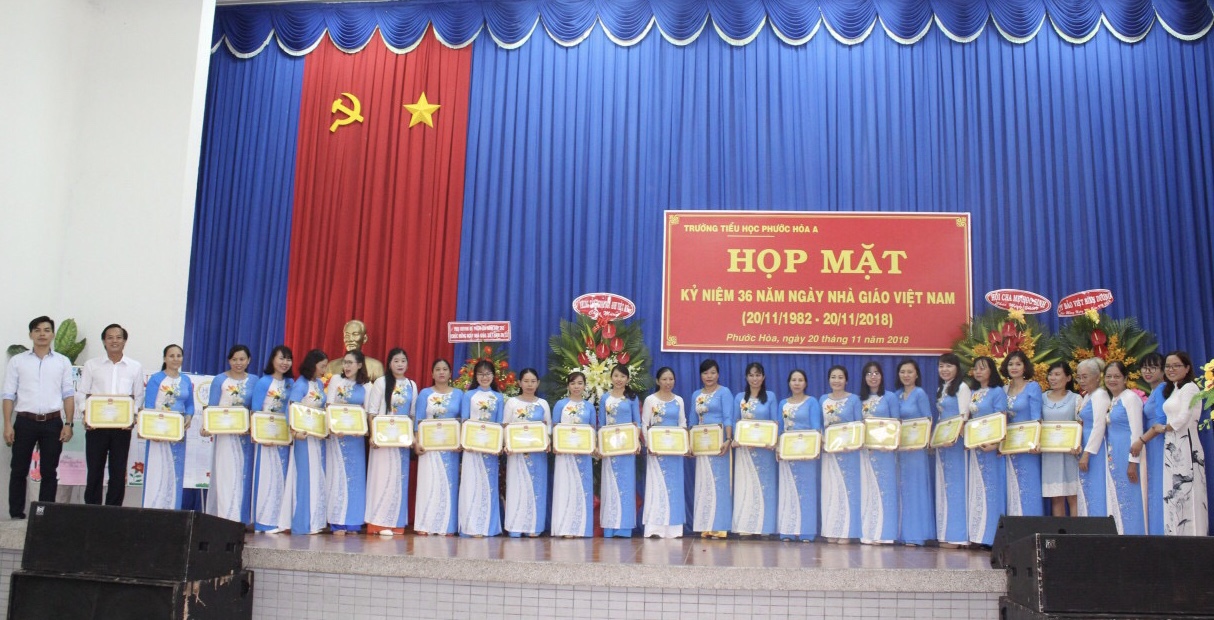 Bà Võ Thị Bích Thảo - Thường vụ Đảng ủy, phó chủ tịch UBND xã trao giấy chứng nhận LĐTT cho tập thể GV nhà trường
