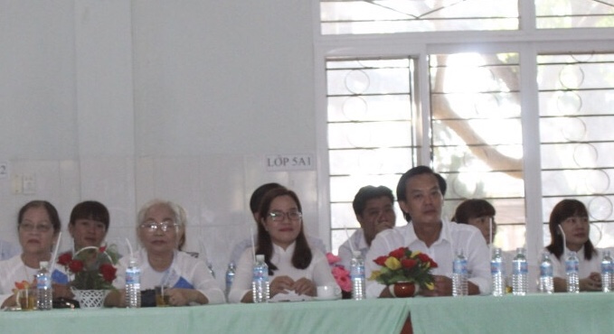 bà Võ Thị Bích Thảo - Thường vụ Đảng ủy, Phó Chủ tịch UBND xã Phước Hòa(bên trái thứ 2)