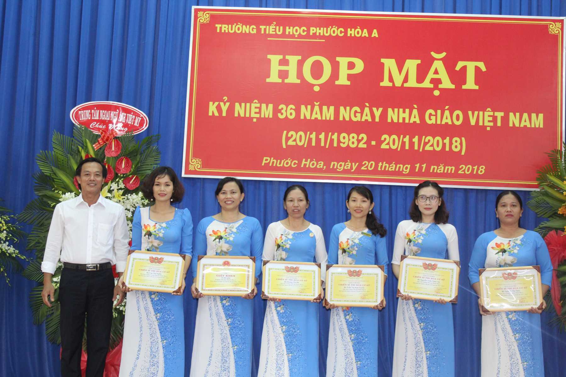 Thầy Trần Minh Tâm - Hiệu trưởng nhà trường trao tặng giấy khen cho các cô đạt danh hiệu Chiến sĩ thi đua