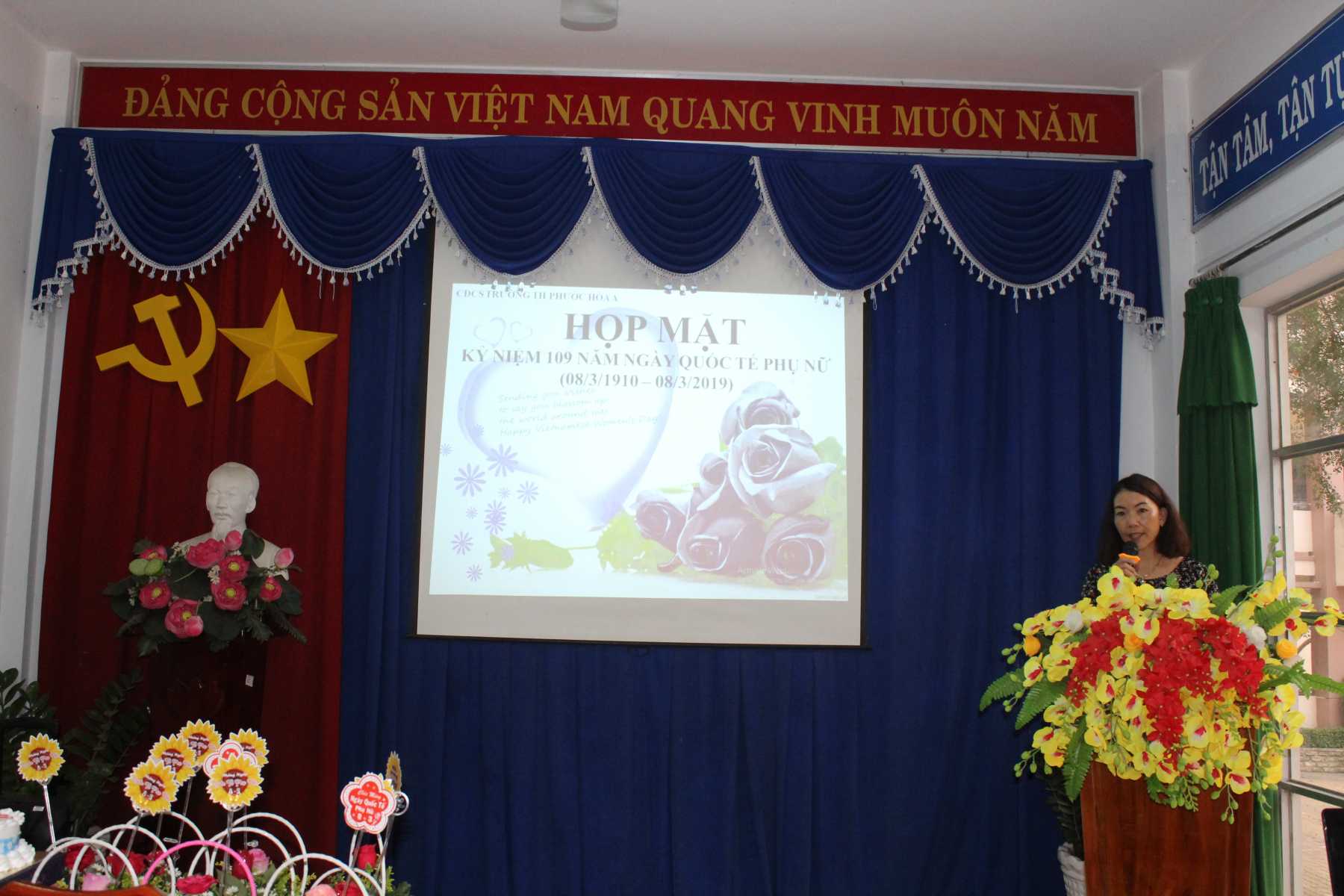 Cô Hoàng Thị Hiền - Phó CTCĐ ôn lại truyền thống