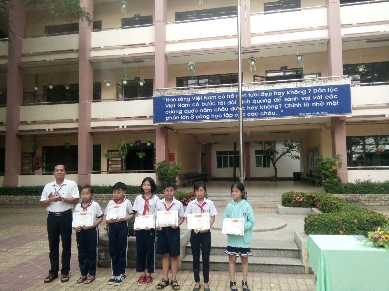 Thầy Trần Minh Tâm - HT nhà trường trao giấy khen cho các em đạt giải thi kể chuyện