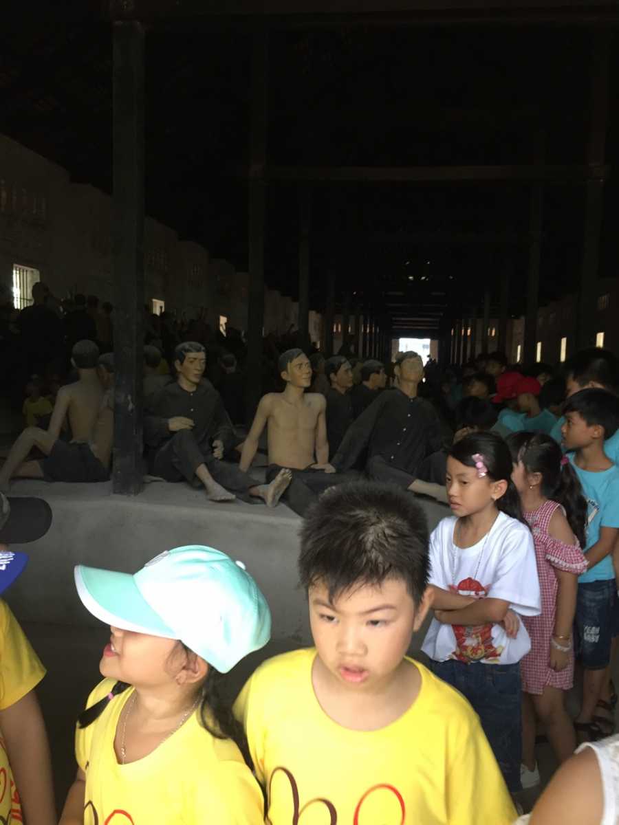 Hình ảnh các em HS tham quan nhà tù Phú Lợi