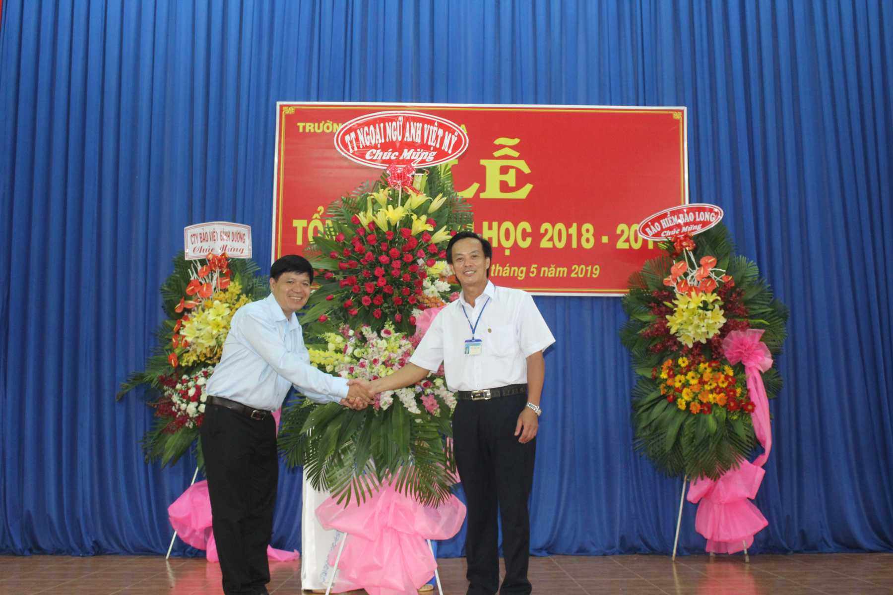 Trung tâm ngoại ngữ Anh – Việt – Mỹ tặng hoa chúc mừng