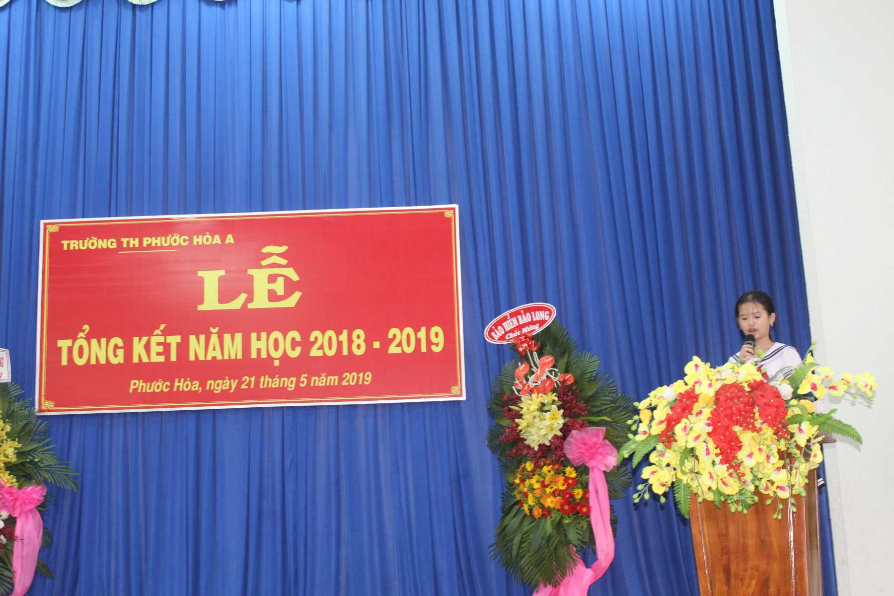 Em Trần Bảo Ngọc đại diện cho 153 em học sinh lớp 5 phát biểu cảm nghĩ trong buổi lễ tổng kết