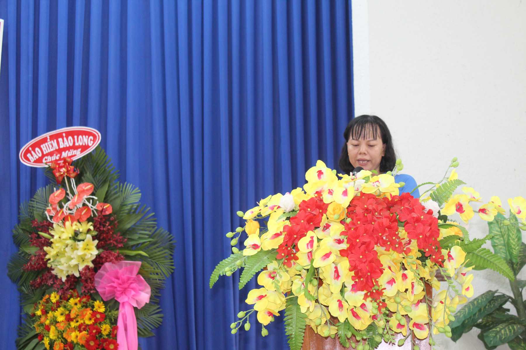 Cô Trần Thị Hiền – Phó hiệu trưởng thông qua quyết định khen thưởng cho các em học sinh đạt  thành tích trong năm học 2018 – 2019.