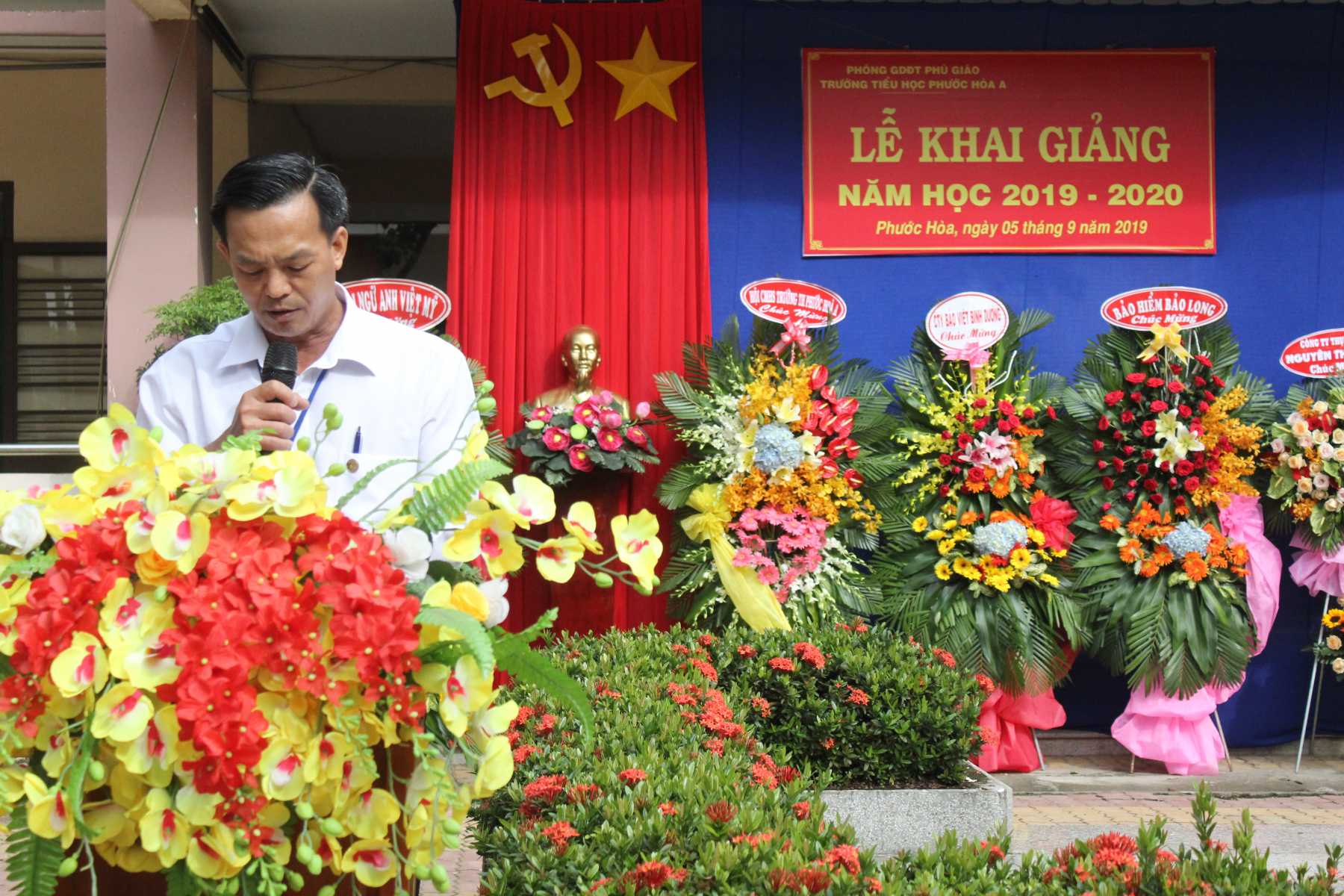 Thầy Trần Minh Tâm – Bí thư Chi bộ, Hiệu trưởng đọc diễn văn khai giảng năm học mới