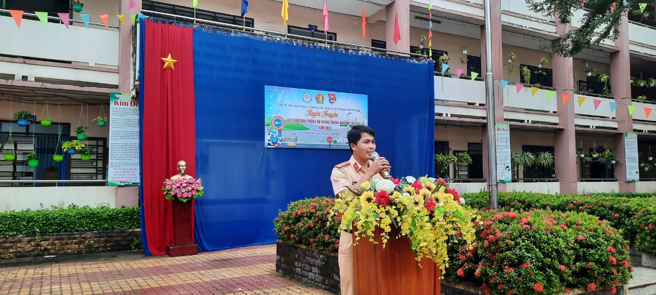 Đồng chí Lê Anh Tuấn - Cán bộ đội cảnh sát giao thông huyện Phú Giáo phát biểu tuyên truyền
