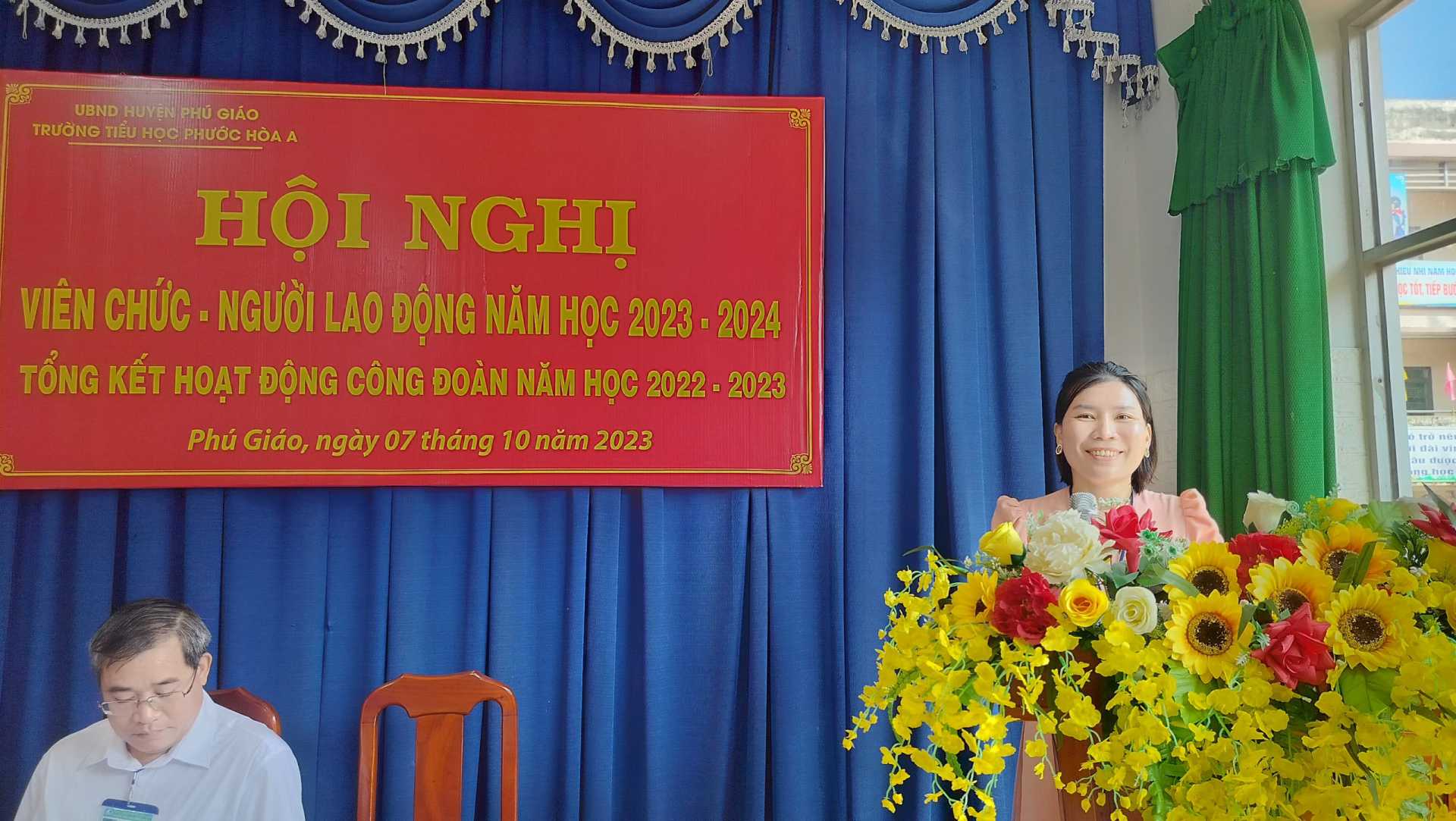 Cô Hoàng Thị Hương - CT CĐCS thông qua chương trình Hội nghị