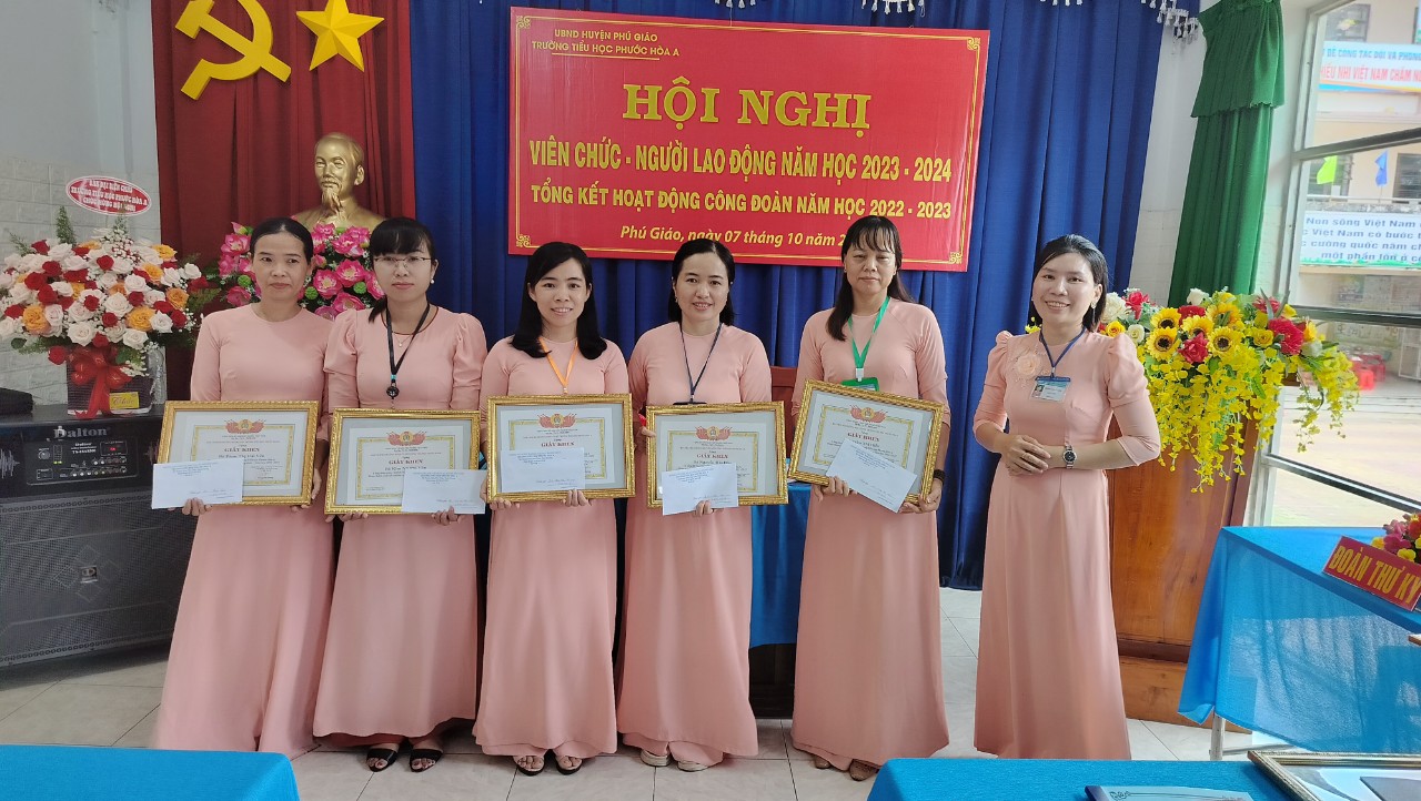 BCH Công đoàn trường TH Phước Hòa A trao giấy khen Hoàn thành xuất sắc nhiệm vụ công đoàn năm học 2022-2023