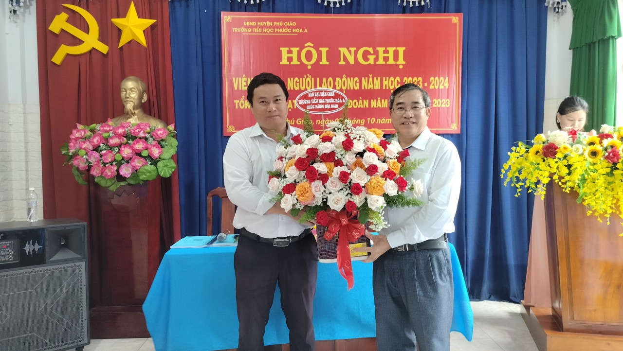 Ông Phan Nguyễn Minh Sơn - Trưởng BĐD CMHS tặng hoa chúc mừng Hội nghị