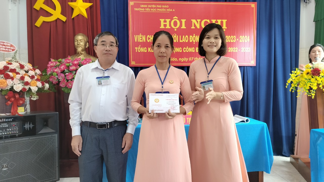 BGH nhà trường trao Kỷ niệm chương vì sự nghiệp giáo dục cho cô Phạm Thị Hiền