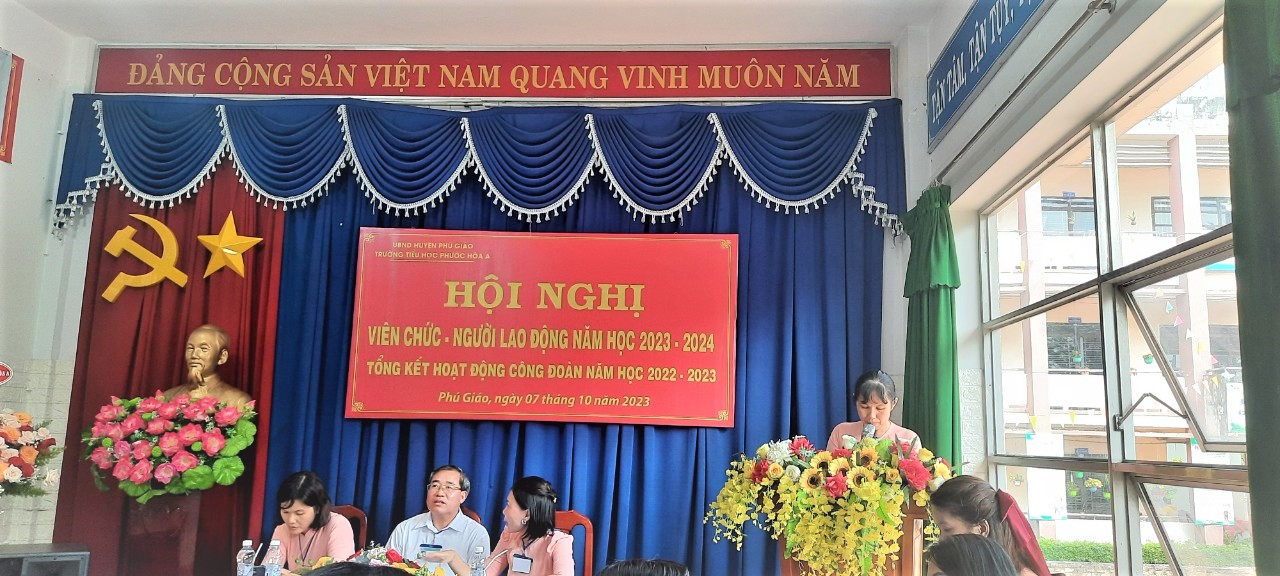Cô Hoàng Thị Hồng - Trưởng Ban TTND thông qua Báo cáo kết quả hoạt động và phương hướng của Ban thanh tra nhân dân